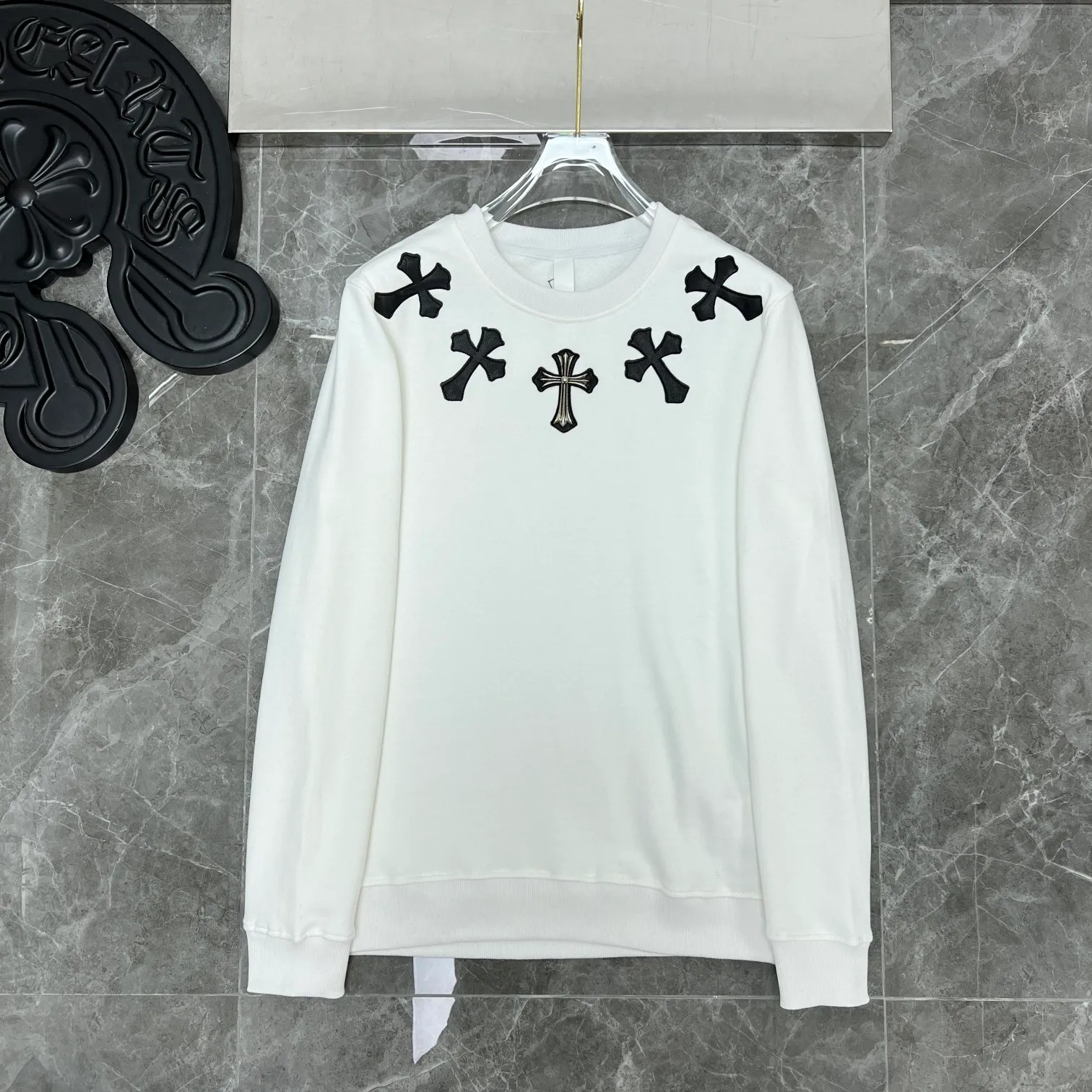 P240 Chrome Hearts🍁Autumn and winter 2025 simultaneous sale at counters Chrome Hearts heavy industry patchwork leather cross round neck sweatshirt improved customized version 1:1 high weight fabric 🌈Recommended colors: white black 🌈Cardage: S, M, L, XL.
